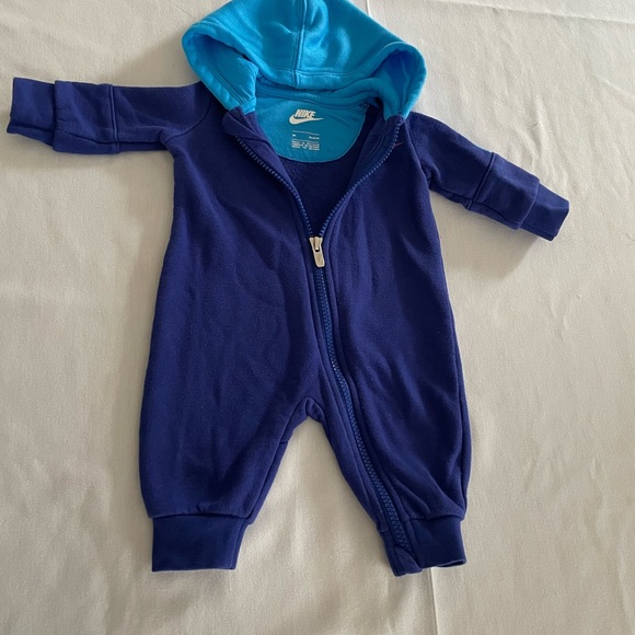 NIKE RISE HOODED COVERALL. 3 Months old baby. - Picture 5 of 7